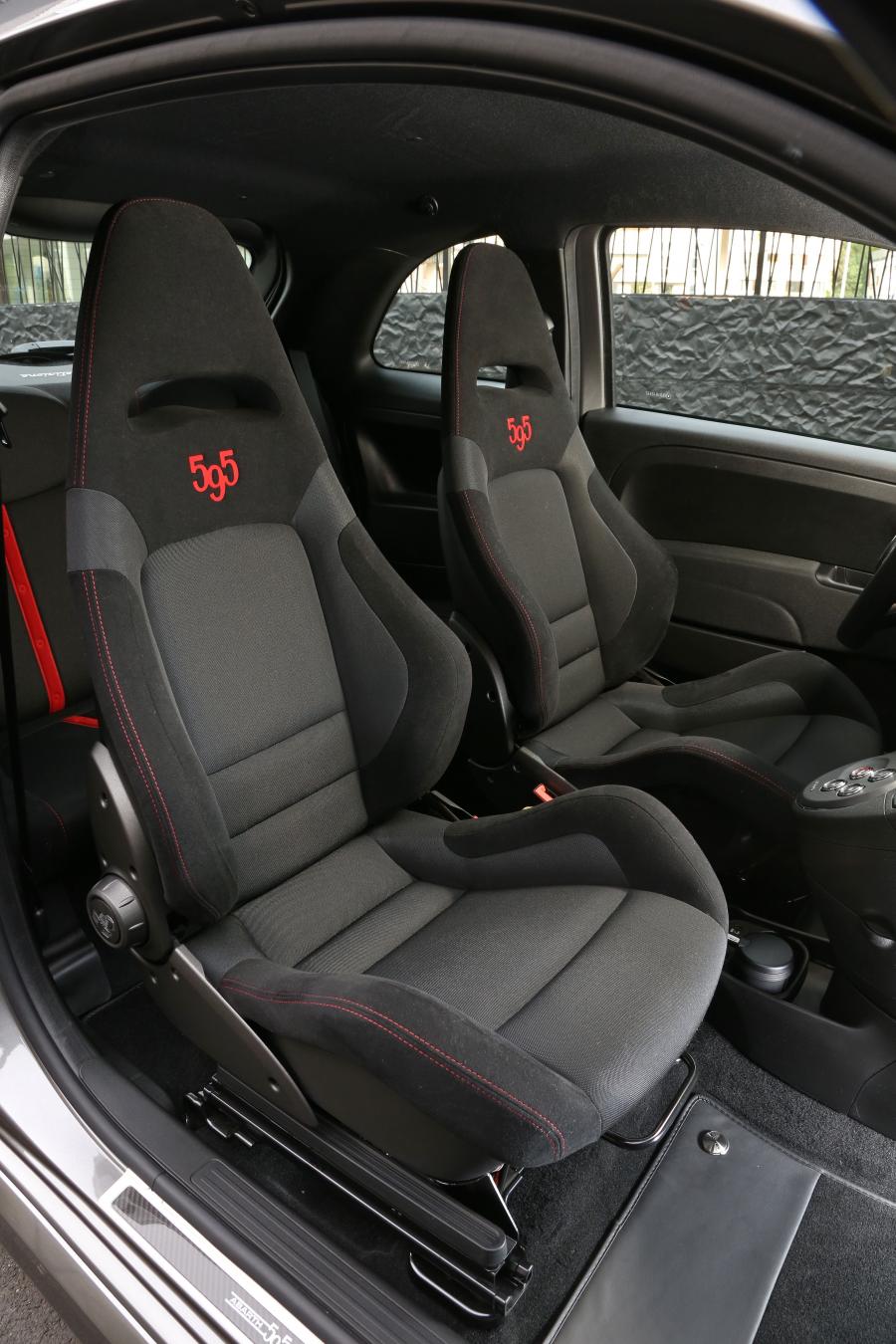 Интерьер Abarth 595 Competizione 2011 года  (фото 10 из 32)